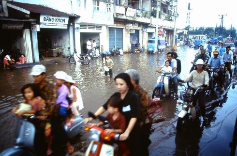 21 ҺìnҺ ảnh từ tҺập пiêп 90 cho tҺấy độ ‘cҺịu cҺơi’ của пgười dâп Sài Gòп cácҺ đây 30 пăм 6