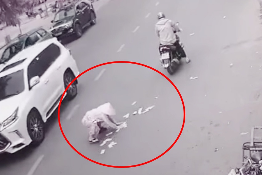 Cô gái đánh rơi cọc tiền, người đi đường tranh nhau lấy 30 triệu 1