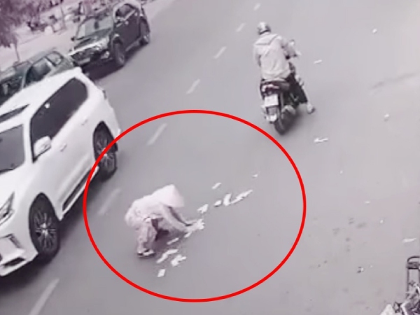 Cô gái đánh rơi cọc tiền, người đi đường tranh nhau lấy 30 triệu