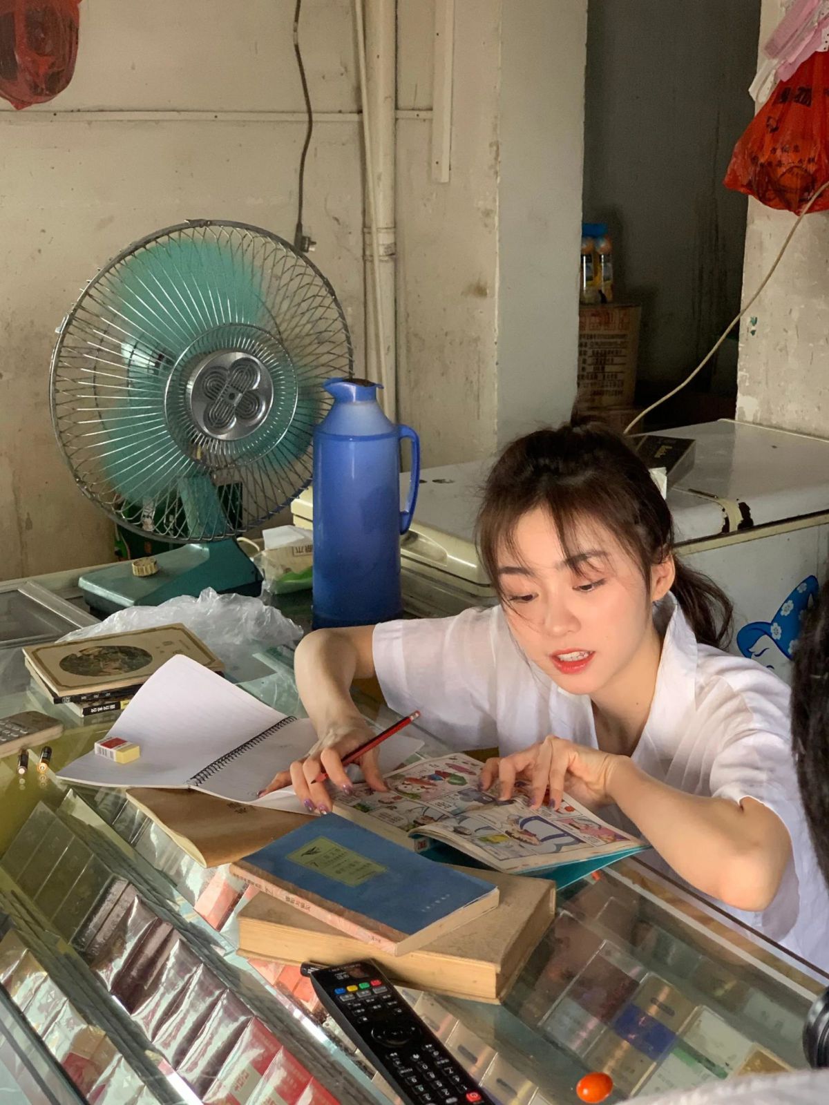 Tìm ra ɗɑɴʜ τíɴʜ cô nàng vừa học vừa giúp mẹ trông cửa hàng tạp hóa giữa ngày nắng 40 độ 1