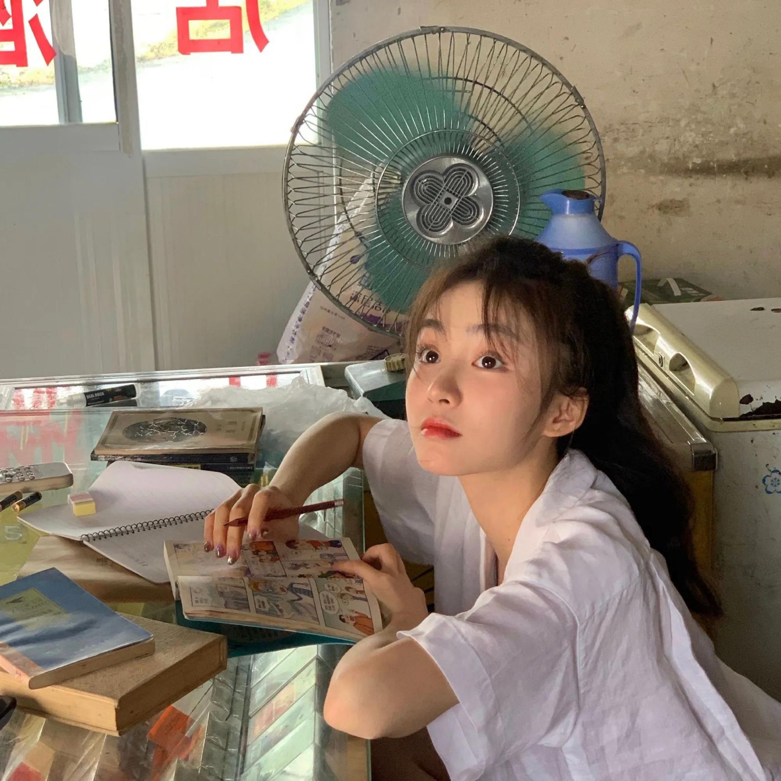 Tìm ra ɗɑɴʜ τíɴʜ cô nàng vừa học vừa giúp mẹ trông cửa hàng tạp hóa giữa ngày nắng 40 độ 2