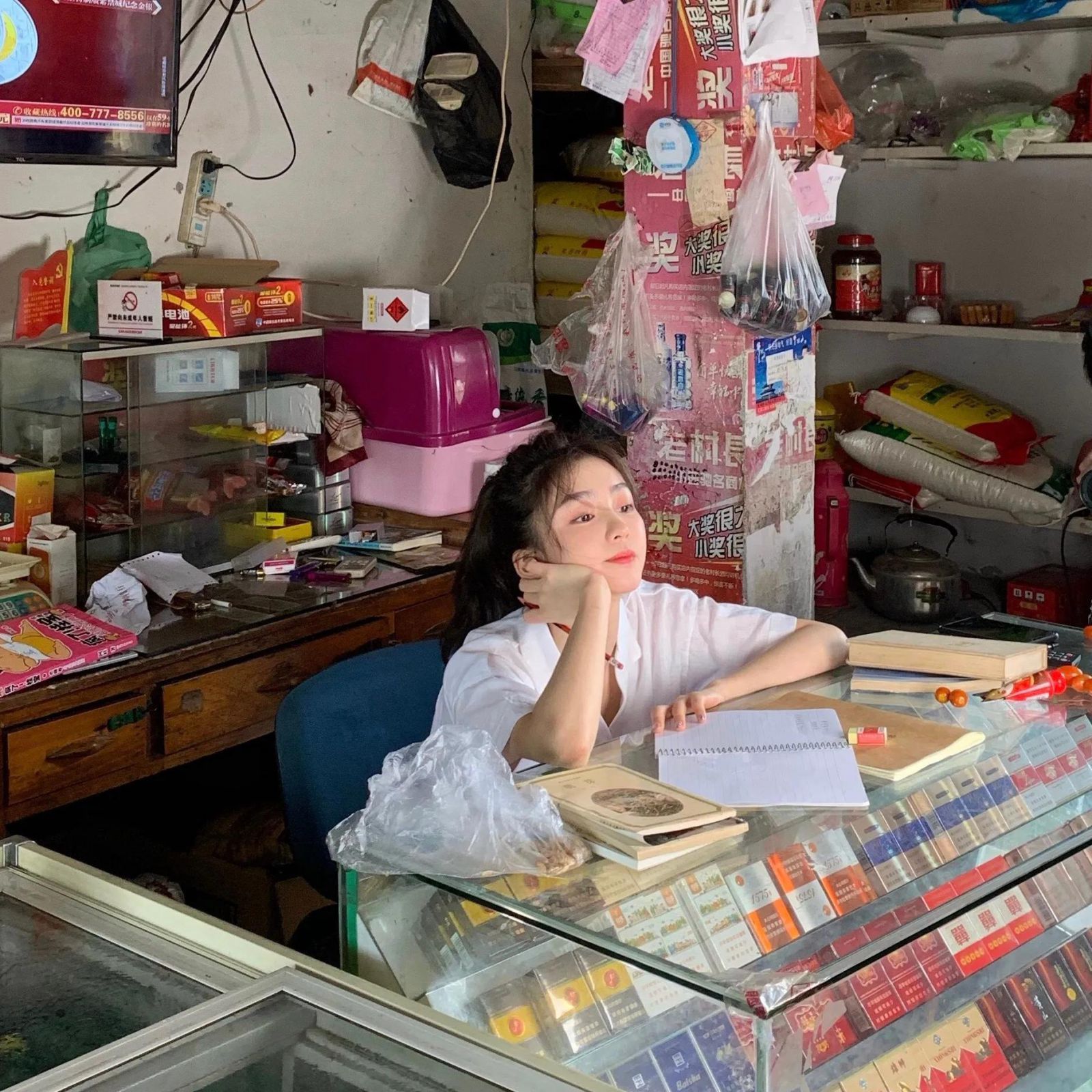 Tìm ra ɗɑɴʜ τíɴʜ cô nàng vừa học vừa giúp mẹ trông cửa hàng tạp hóa giữa ngày nắng 40 độ 3