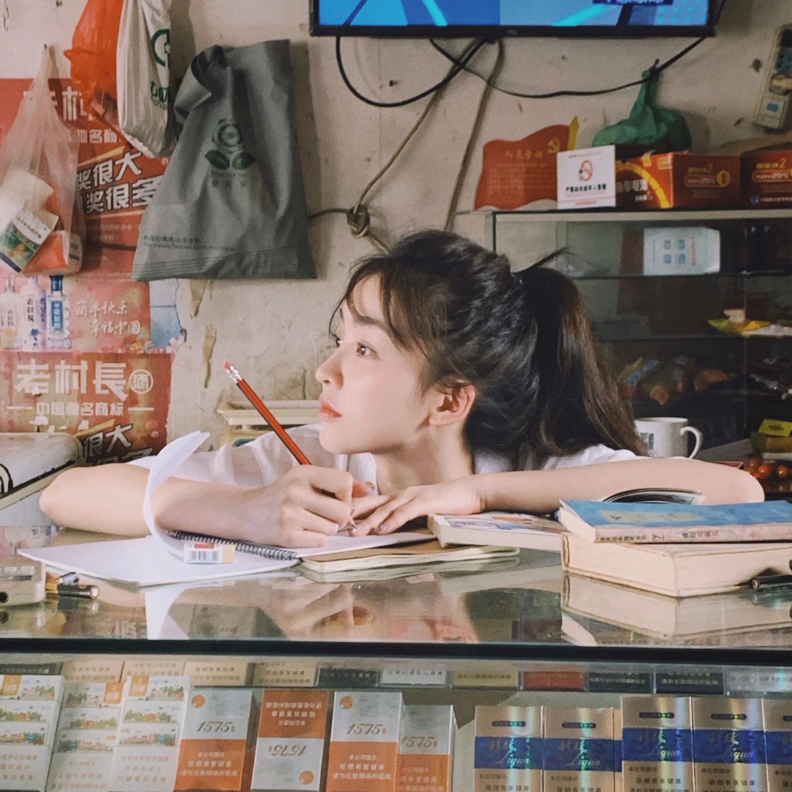 Tìm ra ɗɑɴʜ τíɴʜ cô nàng vừa học vừa giúp mẹ trông cửa hàng tạp hóa giữa ngày nắng 40 độ 5