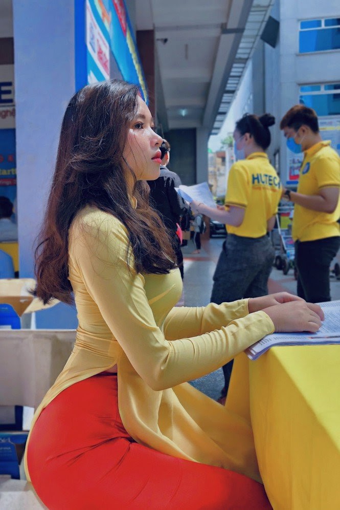 Danh tính nữ sinh 2k1 "mặt học sinh nhưng body phụ huynh" nổi tiết chỉ sau 1 đêm: bị nhầm là giáo viên 2