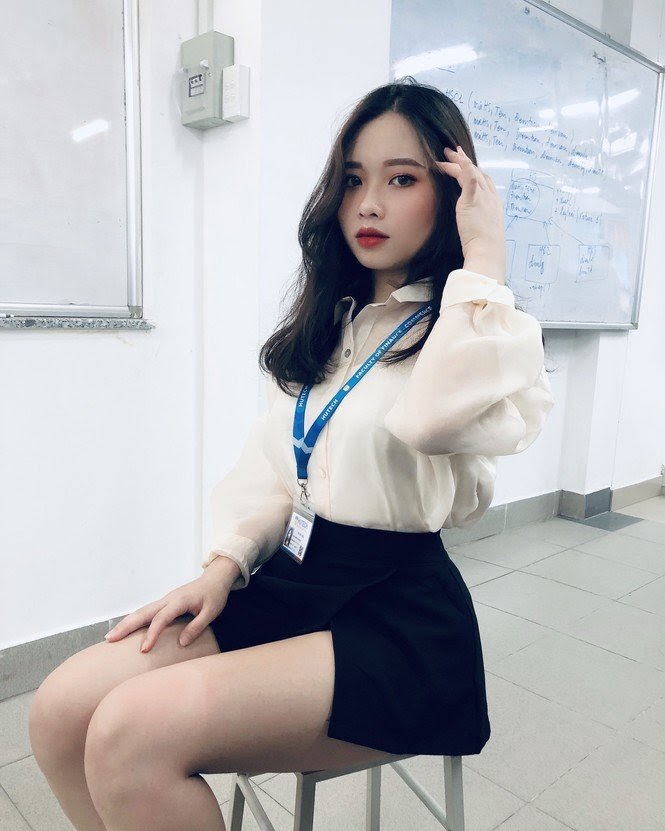 Danh tính nữ sinh 2k1 "mặt học sinh nhưng body phụ huynh" nổi tiết chỉ sau 1 đêm: bị nhầm là giáo viên 3