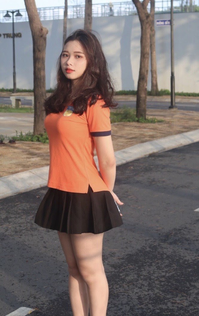 Danh tính nữ sinh 2k1 "mặt học sinh nhưng body phụ huynh" nổi tiết chỉ sau 1 đêm: bị nhầm là giáo viên 4