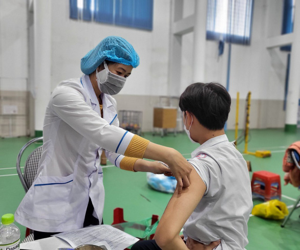 Đau đầu nhưng không khai báo, một học sinh tử vong sau 3 ngày tiêm vắc xin