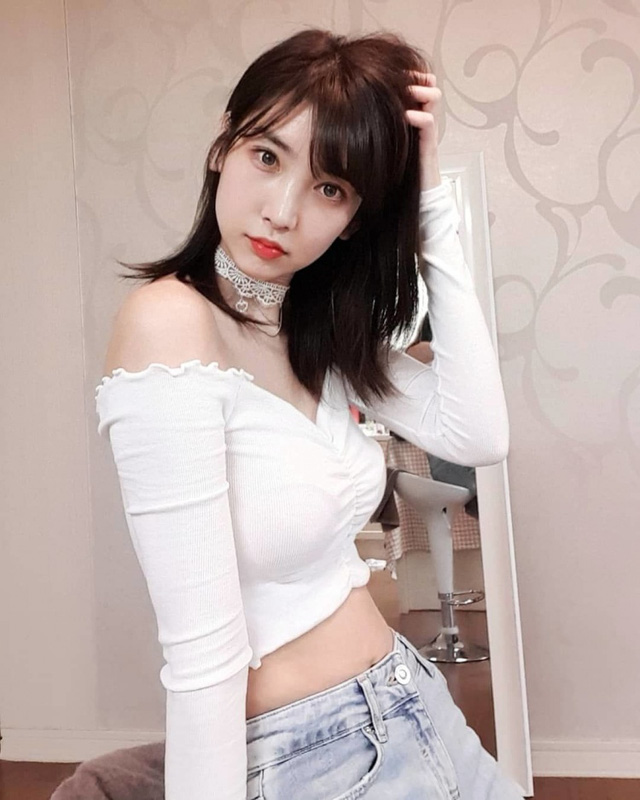 Đeo khẩu trang và ngồi chơi piano trên sóng, nữ Youtuber khiến cộng đồng mạng ngỡ ngàng với nhan sắc thật 7