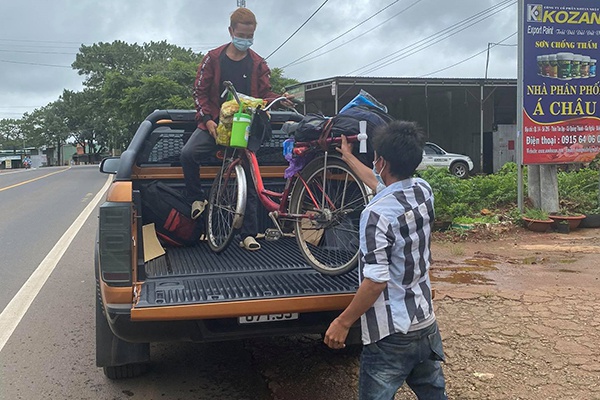 2 anh em di bo tu Binh Duong ve Dak Lak anh 2