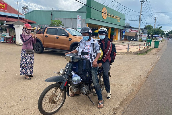 2 anh em di bo tu Binh Duong ve Dak Lak anh 3