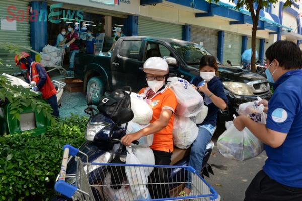 'Đi chợ hộ' vẫn quá tải, các phường nợ đơn liên tục, nhiều người đuối sức