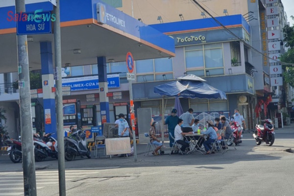 Đi ra ATM rút tiền mua đồ ăn bị phạt 1 triệu, đúng hay sai?