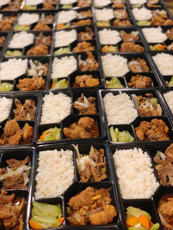 Chấn chỉnh việc để F0 xô rào, giành suất ăn trong khu điều trị dã chiến - Ảnh 3. Chấn chỉnh việc để F0 xô rào, giành suất ăn trong khu điều trị dã chiến - Ảnh 3.