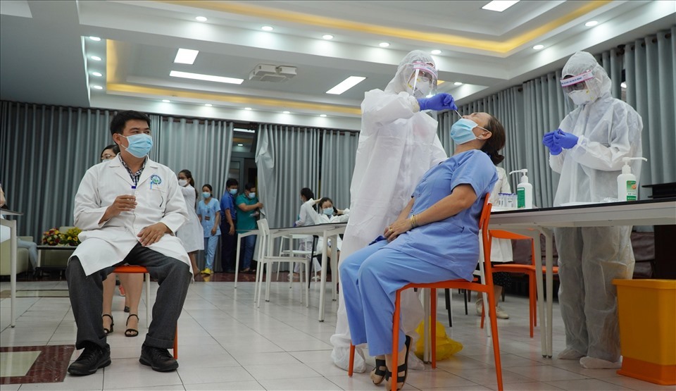  TP.HCM lấy mẫu xét nghiệm mọi người. (Ảnh: Lao Động)