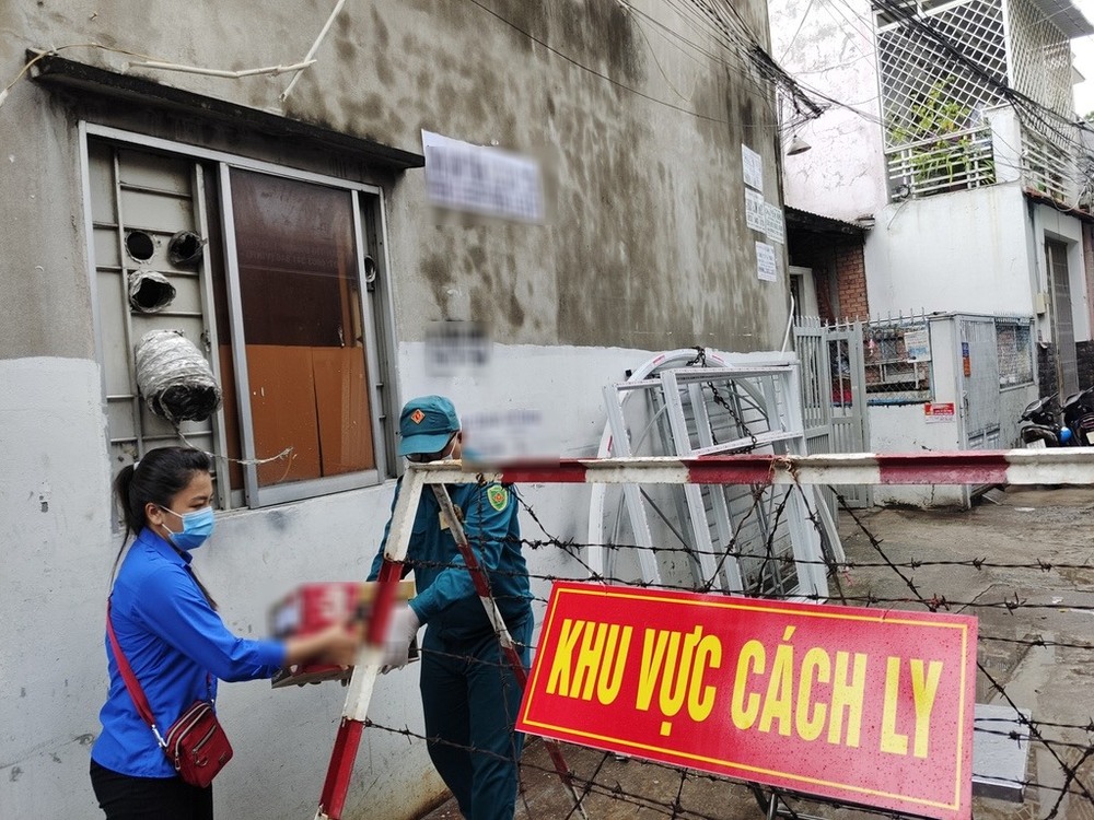  Một khu vực bị phong toả do có liên quan đến ca mắc Covid-19. (Ảnh: Lao Động)