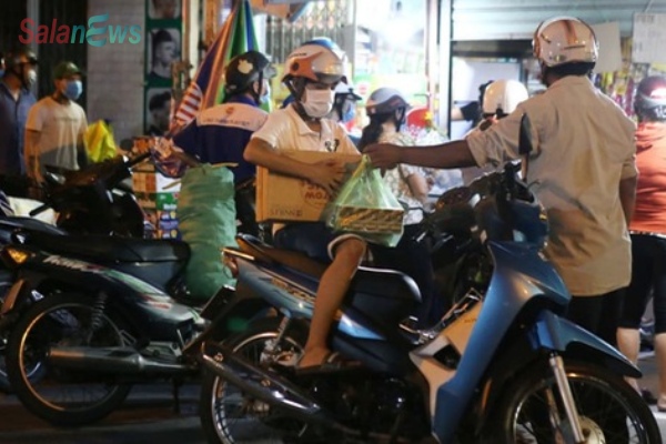 TP.HCM: Cửa hàng tạp hóa bán hàng thiết yếu được hoạt động, còn lại ngừng