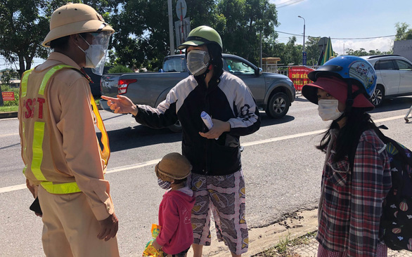 Chuyện bi hài trên những giới tuyến phòng dịch - Ảnh 2. Chuyện bi hài trên những giới tuyến phòng dịch - Ảnh 2.