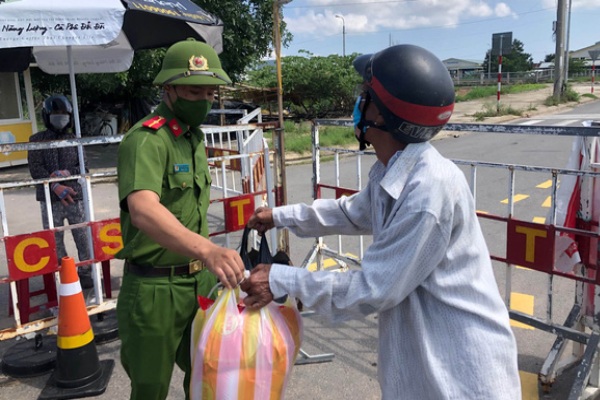 Chuyện bi hài trên những 'giới tuyến' phòng dịch