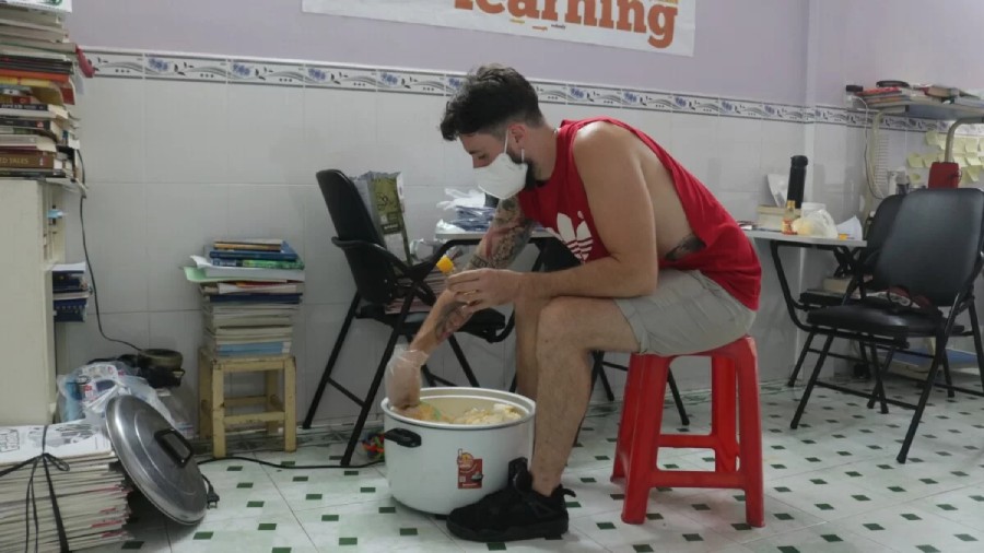 Cảm động: Thầy giáo Tây “thất nghiệp” lụi cụi vào bếp nấu ăn giúp người nghèo giữa mùa dịch 5