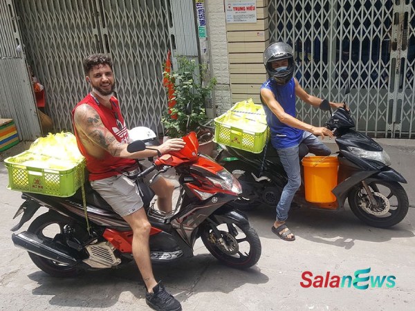 Cảm động: Thầy giáo Tây “thất nghiệp” lụi cụi vào bếp nấu ăn giúp người nghèo giữa mùa dịch