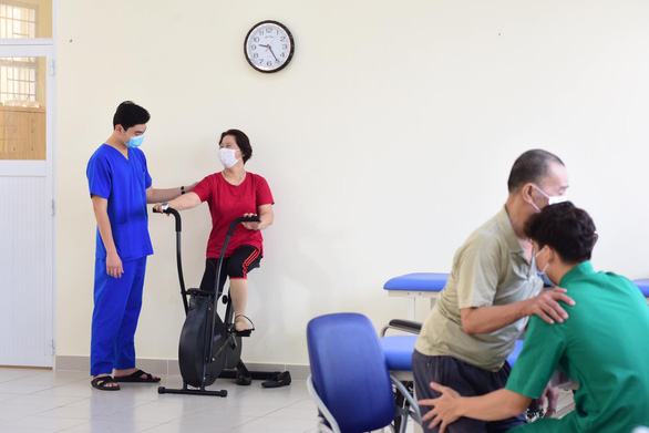 Hàng ngàn bệnh nhân hậu COVID-19 đuối sức, hụt hơi, rụng tóc, làm việc tí đã mệt...