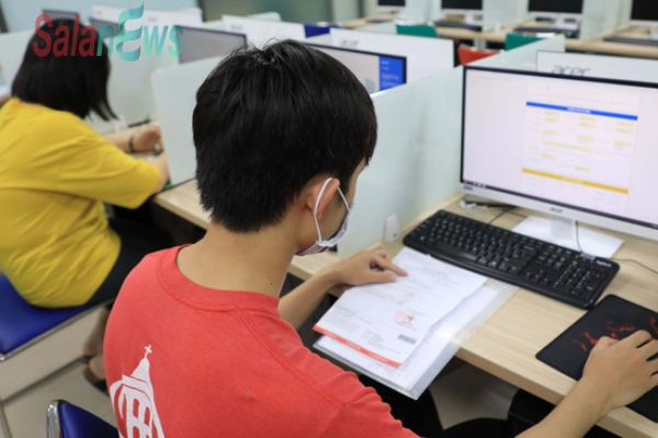 Học trực tuyến sinh viên vẫn phải kính thưa đủ loại phí trên trời dưới đất  - Ảnh 1.