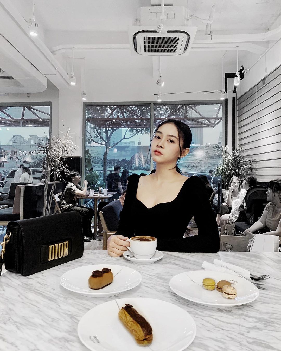 Cô gái xách túi Hermes 200 triệu chính thức nhập hội gái đẹp VTV, tiết lộ công việc hàng ngày ở nhà đài 4