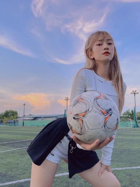 Hot girl Lê Bống “bình luận bóng đá như tấu hài” làm dậy sóng tranh cãi 2