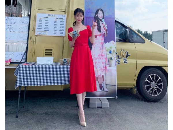 IU - Nữ hoàng của những bộ váy nữ tính và ngọt ngào chuẩn nàng thơ