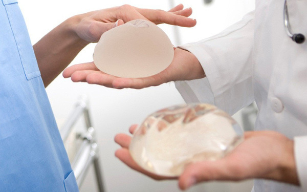  Nâng ngực là biện pháp làm đẹp được nhiều chị em tìm đến. (Ảnh minh họa: Reuters)