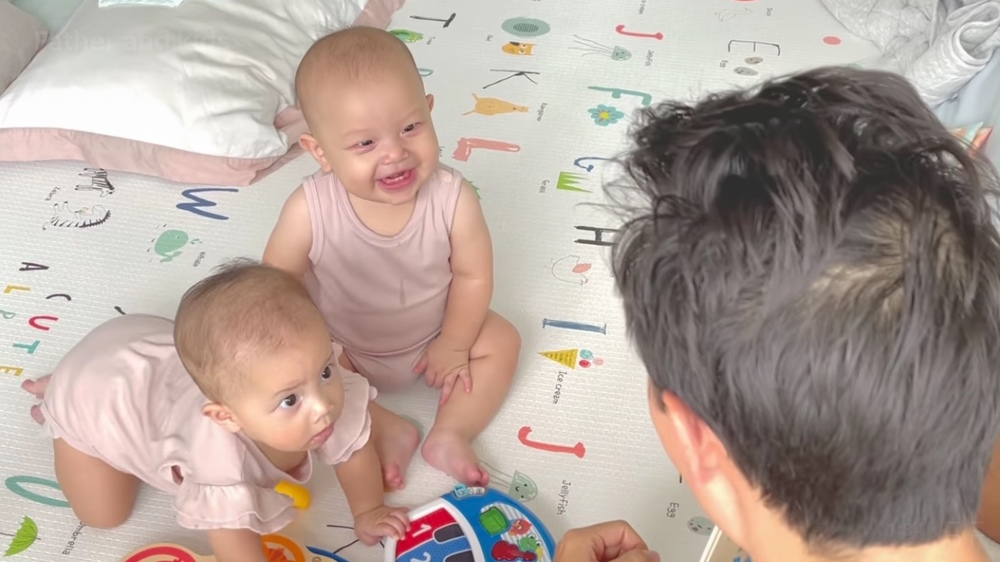 Biểu cảm háo hức của 2 bé khi mới bắt đầu nghe bố giảng bài. (Ảnh: Chụp màn hình) Biểu cảm háo hức của 2 bé khi mới bắt đầu nghe bố giảng bài. (Ảnh: Chụp màn hình)