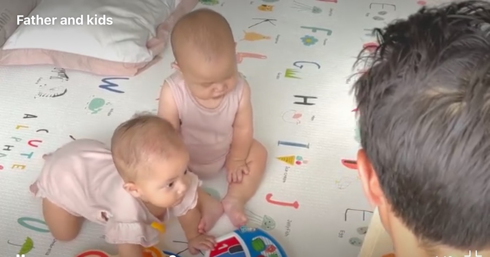 Sau đó mấy giây, cậu em Leon có vẻ bắt đầu lơ là, "làm việc riêng trong giờ học". (Ảnh: Chụp màn hình) Sau đó mấy giây, cậu em Leon có vẻ bắt đầu lơ là, "làm việc riêng trong giờ học". (Ảnh: Chụp màn hình)