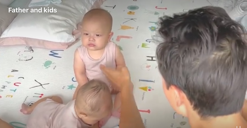 Biểu cảm ngơ ngác, ngỡ ngàng của Leon khi bị bố nhắc nhở. (Ảnh: Chụp màn hình) Biểu cảm ngơ ngác, ngỡ ngàng của Leon khi bị bố nhắc nhở. (Ảnh: Chụp màn hình)