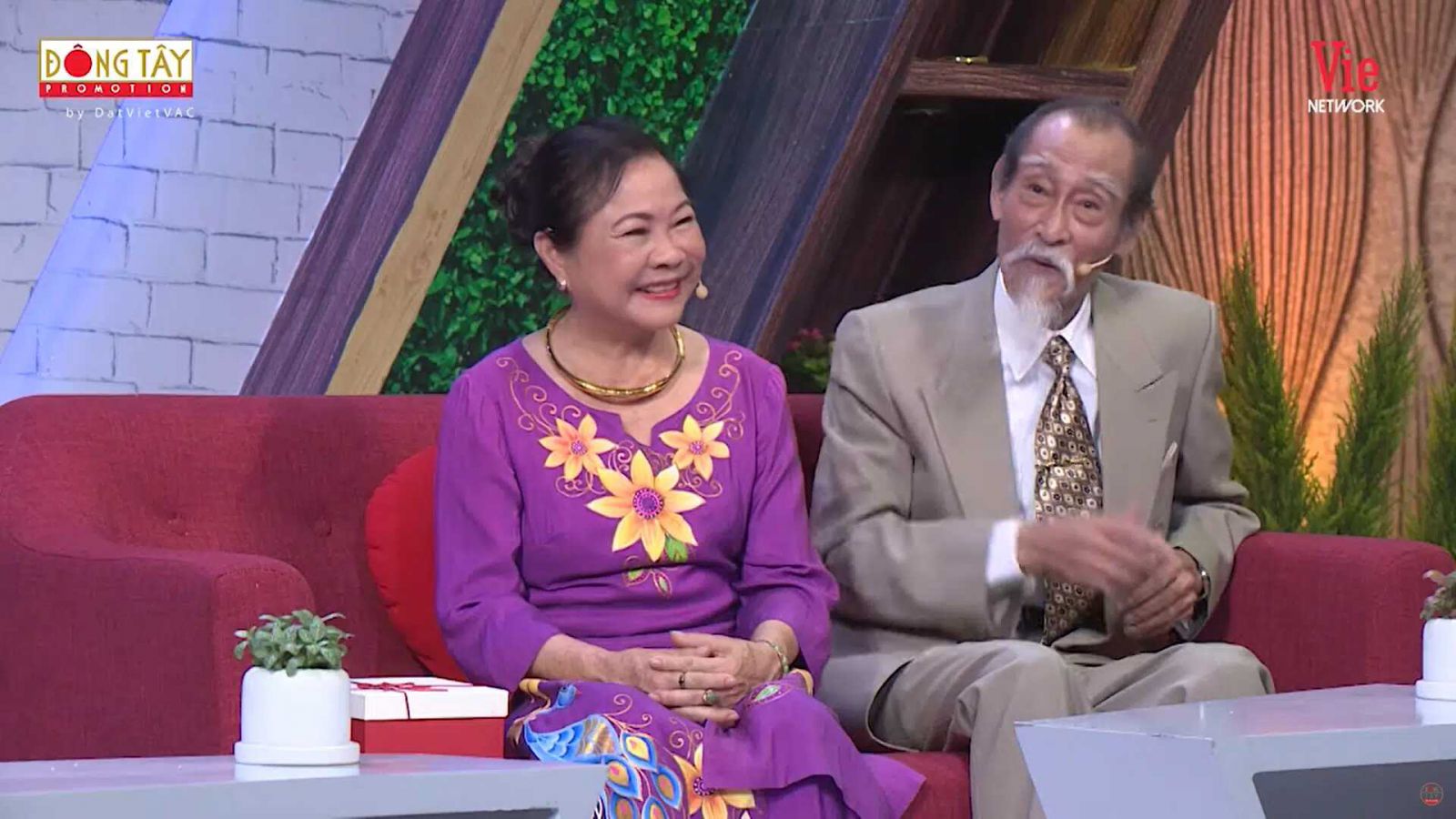 Lâm Vỹ Dạ bật khóc khi nhận được món quà quý được cô giáo giữ gìn sau 12 năm 2