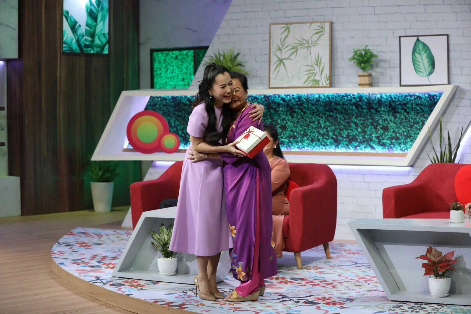 Lâm Vỹ Dạ bật khóc khi nhận được món quà quý được cô giáo giữ gìn sau 12 năm 3