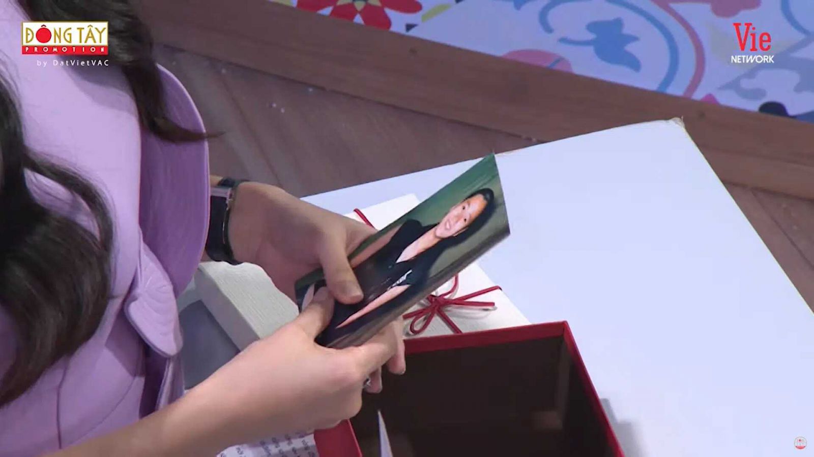 Lâm Vỹ Dạ bật khóc khi nhận được món quà quý được cô giáo giữ gìn sau 12 năm 4