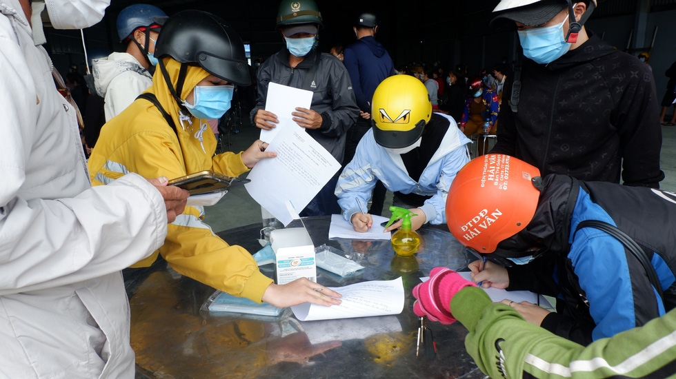Hơn ngàn người muốn về ùn ứ giữa đường, lãnh đạo Long An ra đối thoại - Ảnh 3. Hơn ngàn người muốn về ùn ứ giữa đường, lãnh đạo Long An ra đối thoại - Ảnh 3.