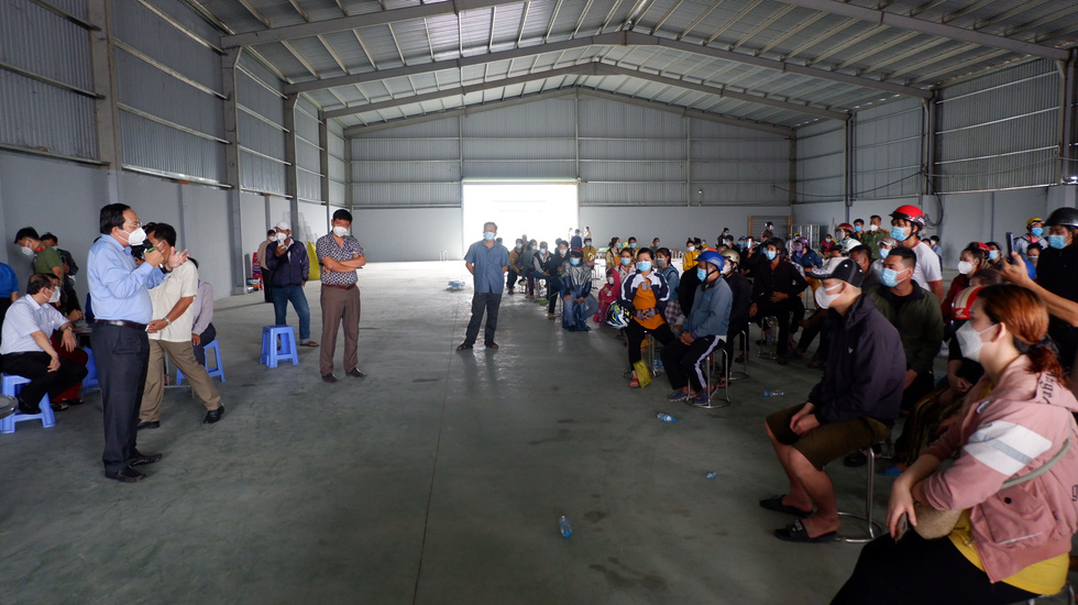 Hơn ngàn người muốn về ùn ứ giữa đường, lãnh đạo Long An ra đối thoại - Ảnh 4. Hơn ngàn người muốn về ùn ứ giữa đường, lãnh đạo Long An ra đối thoại - Ảnh 4.