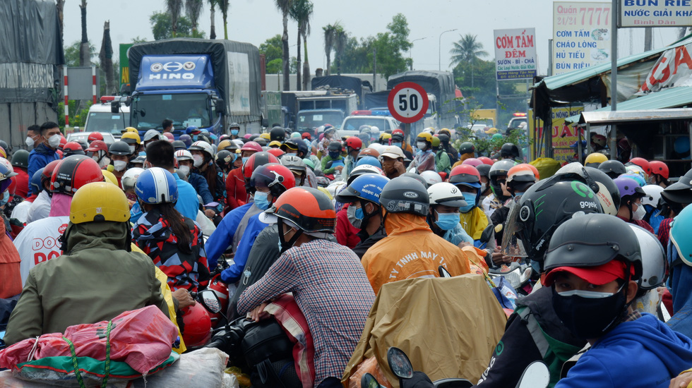 Hơn ngàn người muốn về ùn ứ giữa đường, lãnh đạo Long An ra đối thoại - Ảnh 1. Hơn ngàn người muốn về ùn ứ giữa đường, lãnh đạo Long An ra đối thoại - Ảnh 1.
