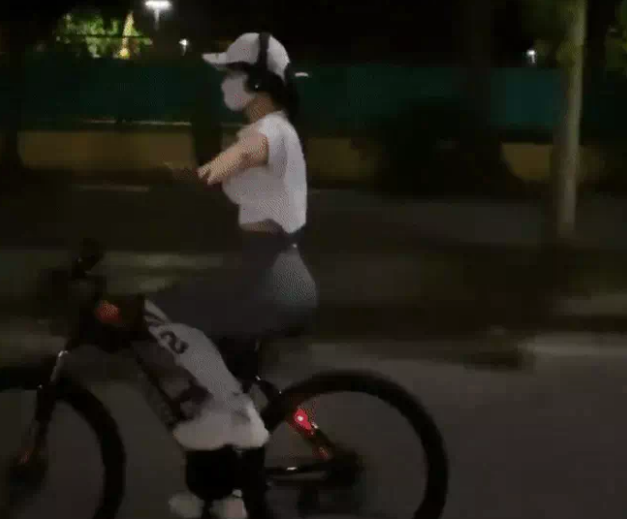 Lê Bống sáng nhất MXH khi mặc quần ôm ѕάτ mông, khoe v3 ‘căng đét’ buông tay đạp xe tốc độ cao 2