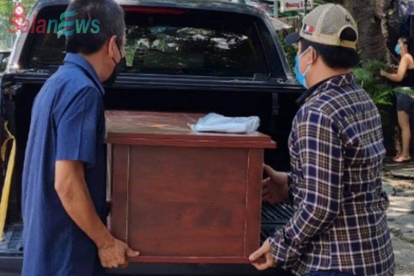 Phó tổng giám đốc đi xin quan tài lo hậu sự cho người nghèo
