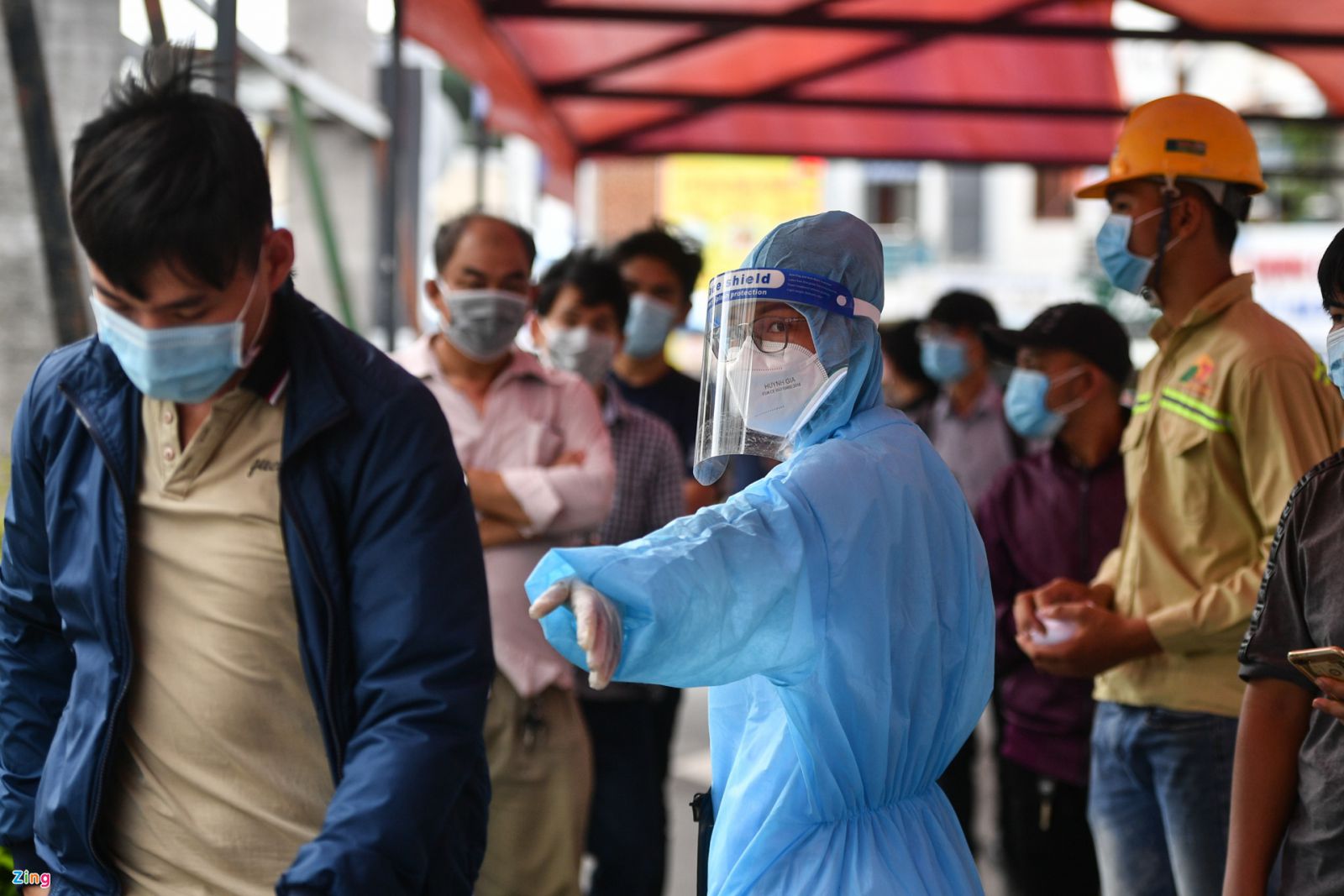 bien nguoi chen chuc xet nghiem Covid-19 anh 2