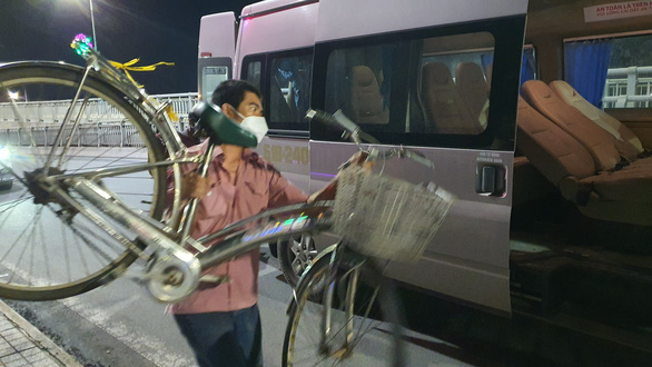 Đôi vợ chồng cùng 2 con nhỏ lội bộ 3 ngày đêm từ Đồng Nai về Tây Ninh, kiệt sức ở Biên Hòa - Ảnh 3. Đôi vợ chồng cùng 2 con nhỏ lội bộ 3 ngày đêm từ Đồng Nai về Tây Ninh, kiệt sức ở Biên Hòa - Ảnh 3.