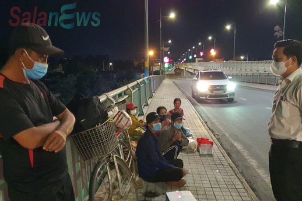 Đôi vợ chồng cùng 2 con nhỏ lội bộ 3 ngày đêm từ Đồng Nai về Tây Ninh, kiệt sức ở Biên Hòa