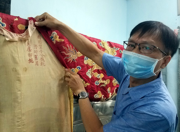 Chuyện ít biết về long bào có thủ bút vua