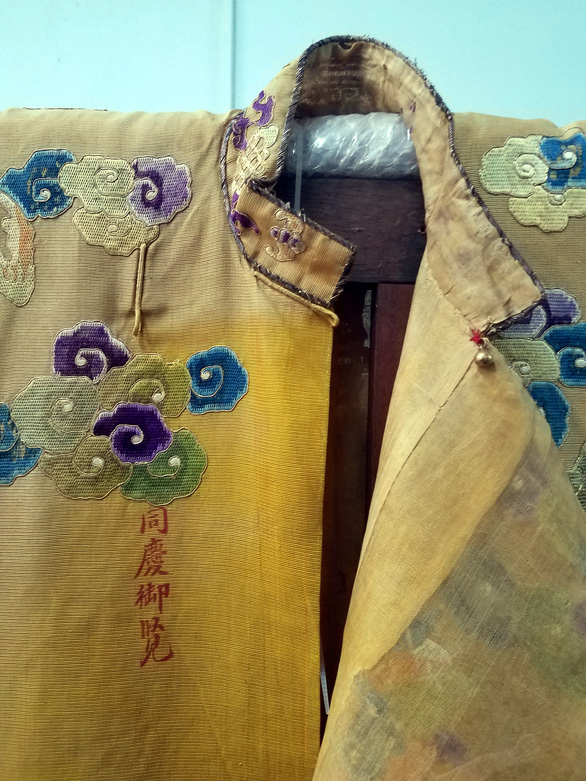 Chuyện ít biết về long bào có thủ bút vua 2