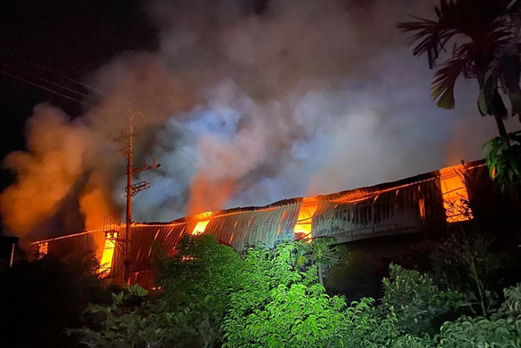 Lửa lớn bao trùm xưởng giấy rộng cả ngàn m² ở Hải Phòng - Ảnh 1. Lửa lớn bao trùm xưởng giấy rộng cả ngàn m² ở Hải Phòng - Ảnh 1.