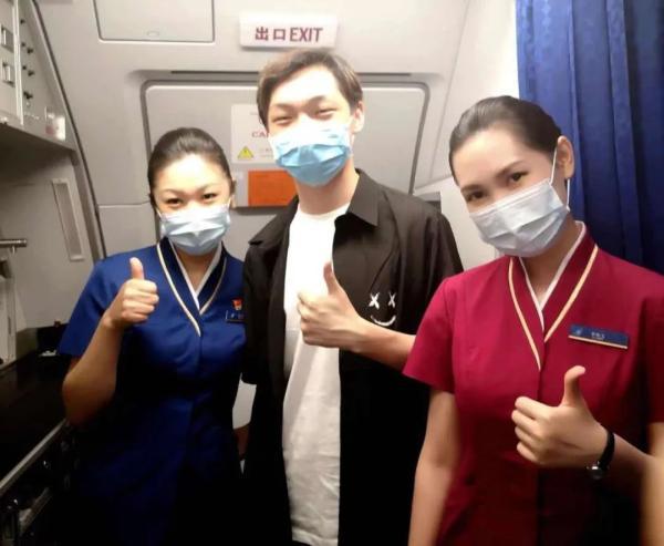 Chàng trai trễ chuyến khi đến Thượng Hải để cứu trẻ em mắc bệnh hiểm nghèo. (Ảnh: Sina) Chàng trai trễ chuyến khi đến Thượng Hải để cứu trẻ em mắc bệnh hiểm nghèo. (Ảnh: Sina)