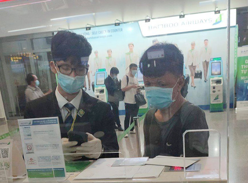 Chàng trai khuyết tật được nhân viên sân bay giúp đỡ để về quê. (Ảnh: VnExpress) Chàng trai khuyết tật được nhân viên sân bay giúp đỡ để về quê. (Ảnh: VnExpress)