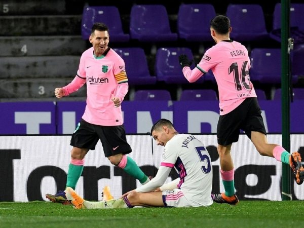 Messi tỏa sáng rực rỡ, Barca thắng dễ Valladolid